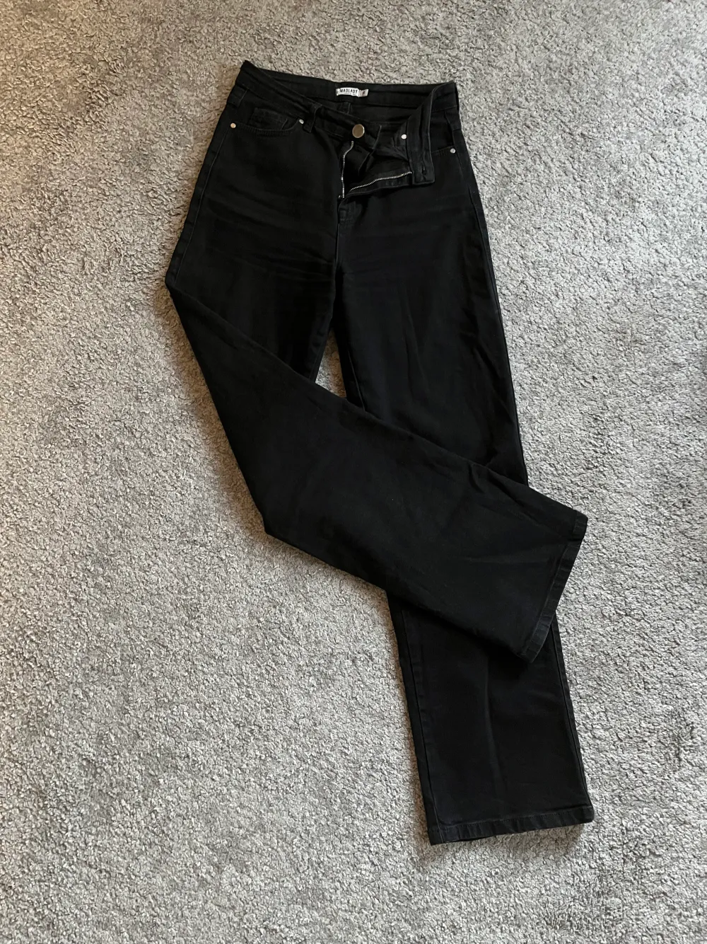Svarta högmidjade jeans från Madlady i strl M. Använd bra skick!. Jeans & Byxor.