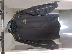 Kappa jacka med knappar. - Oldschool. Avtagbara ärmar med blixtlås. Ovanligt cool modell. Köpt på second hand för 400