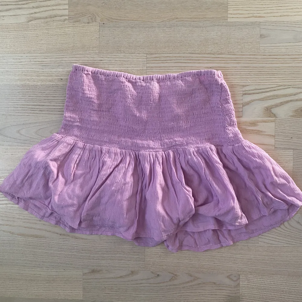 Jätte söt kjol från bershka, lappen är inte kvar men den är knappt använd så i princip nytt skick. . Kjolar.