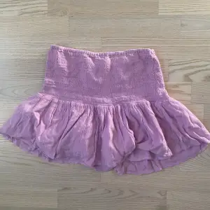 Jätte söt kjol från bershka, lappen är inte kvar men den är knappt använd så i princip nytt skick. 