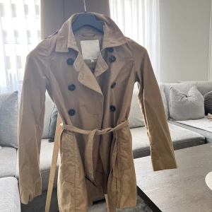 Inwear jacka - En helt ny beige jacka från märket Inwear, använt några fåtal gånger men är i superbra skick,kostar ca 2000 som ny,mitt pris 600, stl 34