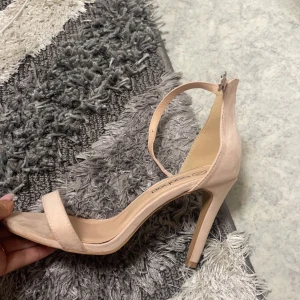 Klackar  - Ljusrosa, beige, champagne färgade klackar från Boohoo. Köpta för lite mindre än ett år sedan använda två gånger. Hög och smal klack. Köpta för 250kr