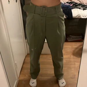 Kostymbyxor  - Säljer dessa snygga gröna kostymbyxor som jag köpt second hand för att de tyvärr var för stora. Skärpet ingår!  Säljer även samma fast i beige. (Lite smutsig spegel men plagget är helt rent)💖
