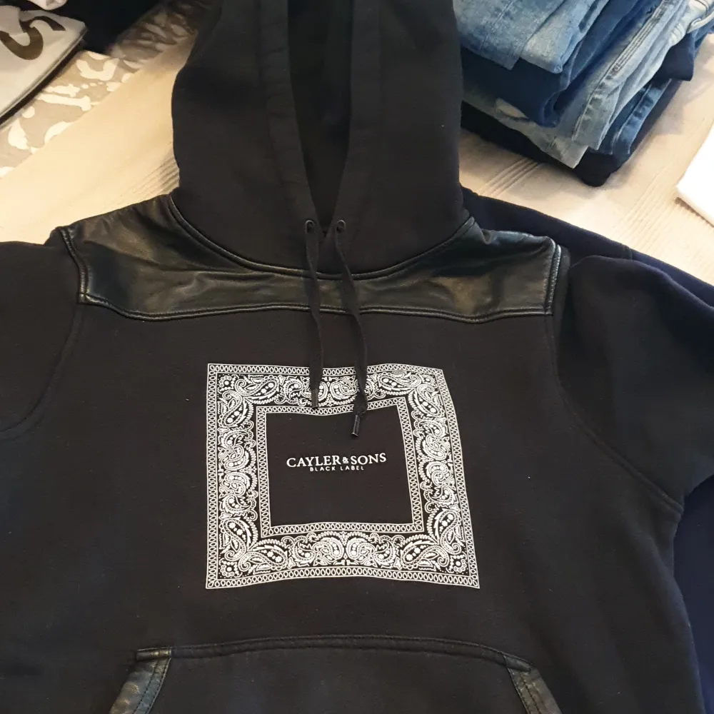 Cayler & sons tröja i mycket bra skick .. Skin/läder detaljer lite här och var väldigt snygg. . Hupparit & Collegepaidat.