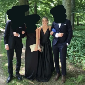 Balklänning  - Säljer min snygga balklänning🖤 storlek: S! Pris diskuteras. Från  Nelly.com