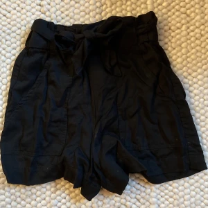 Shorts - Tyg shorts med ett midjeband. 