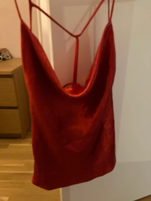 Jätte fin röd topp med en öppning vid ryggen ❤️ - Använd en gång , säljer på grund av att den är för liten för mig !