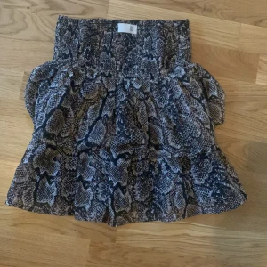 Kjol - Fin volangkjol. Aldrig använd. Pris kan diskuteras 