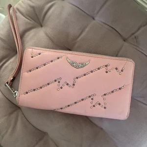 Plånbok/ clutch bag - En superfin stor ”plånbok” från zadig som inte säljs längre! Den har täcken på användning men är i super bra skick!❤️nypris ca: 2200kr