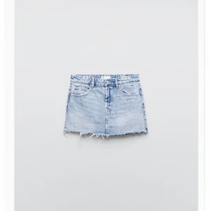 Jeanskjol  - Helt oanvänd jeanskjol från Zara med prislapp på. Ej använda pga att de var för små för mig därmed finns inga bilder på. Hör av dig vid intresse💓