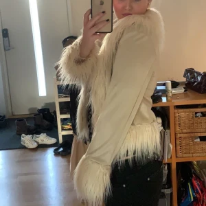 INTRESSEKOLL bershka jacka i konstläder - Intressekoll på Bershka jacka i konstläder i beige färg, köpt och slutsåld på zalando, aldrig använd☀️