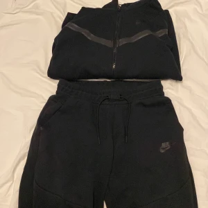 Nike tech fleece - Säljer min Nike fleece 158-170 för att jag använder inte de för att jag har byt stil men det är inga skador på tröjan elr byxorna har använt dom i cirka ett år kan få mer bilder om någon behöver.  Köpte båda för 1800