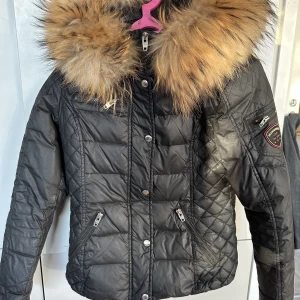 Jacka  - En riktigt fin höst/vinter jacka. Fint skick  Storlek S 