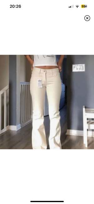 Beigea lågmidjade jeans ifrån H&M. Endast använda ett fåtal gånger. De är i nyskick! Lånade bilder, färgen är mer som på bild 2🤍 skriv för fler bilder🤍De passar mellan 170 och 160 ungefär i längden 