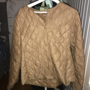 uniqlo-jacka - Jättefin uniqlo-jacka i beige. Strl L, köpt för 600kr säljer för 200kr 🥰