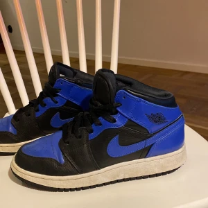 Jordan 1 hyper royal - Jag säljer mina äkta Jordan 1 hyper royal skor då de inte längre kommer till  så stor användning. Dom är väldigt bekväma och funkar i princip åter runt! Köpare står för frakt, men jag kan även mötas upp i Stockholm!
