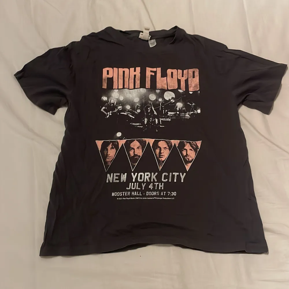 En svart/mörk grå pink floyd t shirt från H&M i storlek M.. T-shirts.