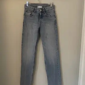 Säljer dessa populära zara jeans i en fin ljusblå färg. Modellen är straight leg och de är i bra skick💗✨💖