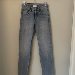 Jeans - Säljer dessa populära zara jeans i en fin ljusblå färg. Modellen är straight leg och de är i bra skick💗✨💖