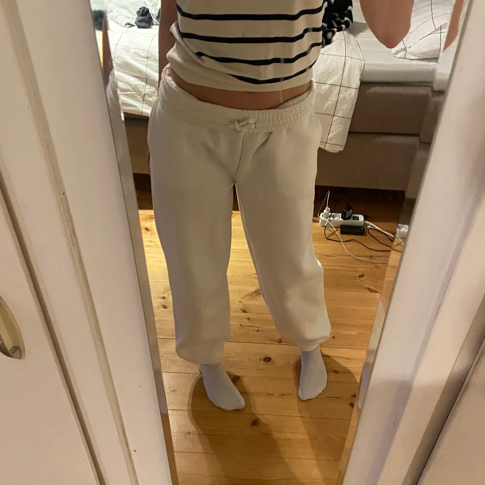 Vita mjukisbyxor som jag har vikt ner på bild 1 och 2 så de blir mer lågmidjade, har de normalt på bild 3. Bra längd på mig som är 170💕 200kr + 66kr frakt. Jeans & Byxor.