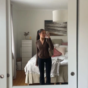 Yogapants  - Jättesköna mjuka yogapants med Bootcut. Liknar kostymbyxor med imitation av fickor där bak.  Från Gina tricot  Nypris: 399 kr 