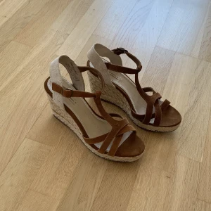 Klackskor - Kilklackar i äkta läder strl 40. Från spanska märket Oysho. Endast använda ett par timmar, säljer billigt då de har bruna märken i klacken som antagligen är torkat lim. 