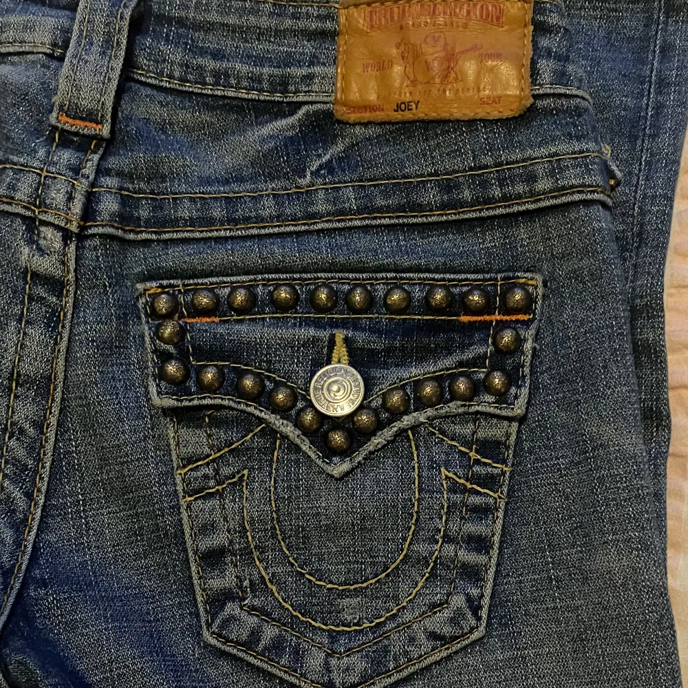 Säljer nu mina true religion jeans köpta här på Plick💘 Storlek 26 men passar någon med XS. Innebenslängden är 84cm och midjemåttet tvärs över är ca 38cm. Väldigt fint skick! 💕. Jeans & Byxor.