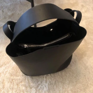 Sanela väska Gina Tricot - Den populära Sanela väskan från Gina Tricot! Den större modellen, finns en mindre också men den stora är så fin, köpt för 449kr på Zalando och är i nyskick!! 