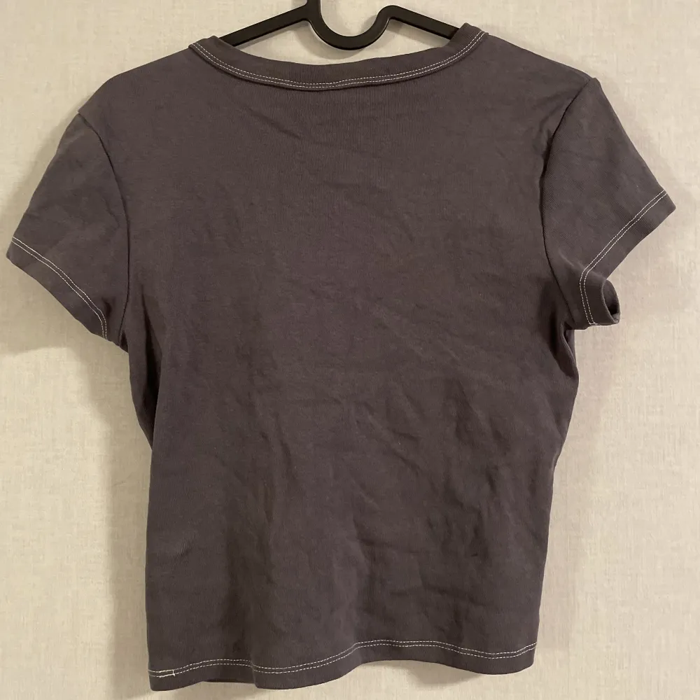 Mörk grå T-shirt från H&M. Fin fast har aldrig använt den🙂 Kontakta mig om ni har frågor <3. T-shirts.