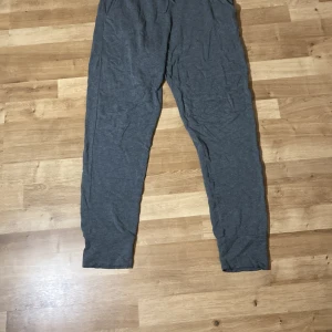 Mys byxor - Ett par sköna mys byxor, i färgen mörk grå