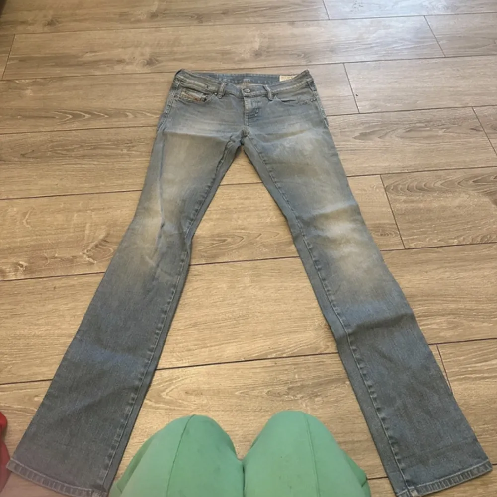 Säljer dessa diesel jeans då dem är för små för mig!!💕 Buda eller köp direkt för 350kr. Jeans & Byxor.