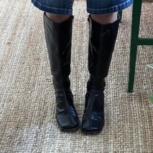 Svarta boots  - Svarta boots från märket Billi bi. Fint skick men köpta second hand. Det finns ett litet märke högst upp på högra stöveln (skriv för bild) men inget som stör.  Ingen storleksmarkering men aningen stora på mig som har storlek 38. 