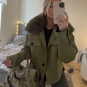 Ljusgrön Meotine jacka  - Säljer min fina ljusgröna Meotine jacka pga för lite användning💕 Jackan är i nyskick och är i storleken s/m, så fin militär grön färg!🥰 Nypris är 2800 kr och jag säljer min för 2000. Skriv gärna för frågor eller mer bilder!💓