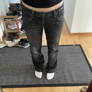 Säljer ett par supersnygga lågmidjade svarta/mörkgråa jeans som inte riktigt är min stil. 👖var ursprungligen dragkedjor på bakfickorna men sprätte bort de då de gick sönder. Köpare står för fraktkostnad 💖