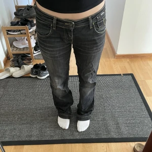 Lågmidjade jeans - Säljer ett par supersnygga lågmidjade svarta/mörkgråa jeans som inte riktigt är min stil. 👖var ursprungligen dragkedjor på bakfickorna men sprätte bort de då de gick sönder. Köpare står för fraktkostnad 💖