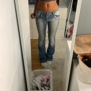 bootcut lågmidjade jeans - SÅÅ snygga lågmidjade bootcut jeans!!😍😍 köpte de på en secondhand affär typ i london! de har en sån fin färg till hösten! märket ”subdued” o kostade 1000kr nypris!har it tillgång till att mäta ngt men ja har midjemått 39-41 och de passar mig. jag e 168💖😍