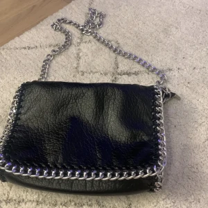 Tiamo väska  - Säljer min tiamo väska❤️ innerfickan har lossnat lite💗 hör av dig för mer bilder