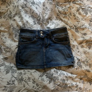 minikjol  - söt kort minikjol, säljer åt min kompis, den är storlek 32 och är ganska liten men den är stretchig så jag skulle säga att den passar en xs