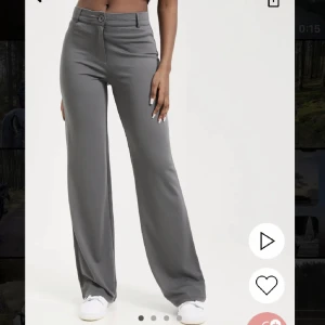  Low-waist Kostymbyxor Nelly - Säljer dessa low-waist kostymbyxor från Nelly då de ej kommer till användning, bra skick, uppsydda så de passar mig som är 161cm , strl S, 150kr+ frakt🫶🏻 Nypris: 500kr