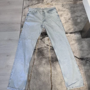 Jack and jones jeans blå - Säljer ett par blåa jeans från jack and jones då det inte satt som jag ville. Använt dessa 1 gång bara.  Storlek 29/32