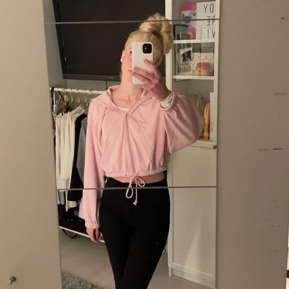 Ej använd rosa oversize luvtröja med knytning och dragkedja.. Hoodies.