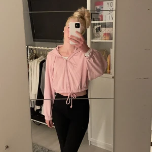 Fin rosa tröja - Ej använd rosa oversize luvtröja med knytning och dragkedja.