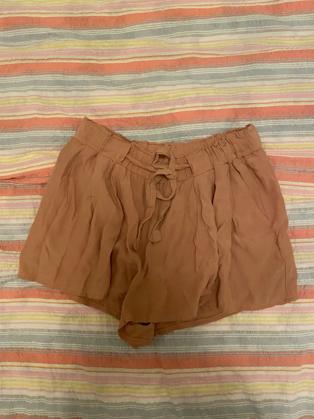 Ljusrosa shorts med knytning i midjan. Från H&M, storlek 34. . Shorts.