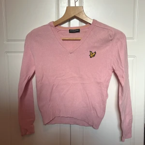 Lyle & Scott tröja - V-ringar Lyle & Scott tröja i härlig rosa. Gott skick
