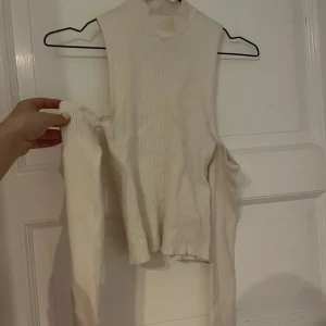 Axelled topp från bershka - Topp med ärmar