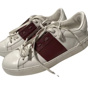 Valentino sneakers - Funderar på att sälja mina vinröda valentino skor! Lite osäker på om jag vill sälja och hade jätte gärna haft kvar dem men tyvärr är de lite för stora på mig. Storlek 37 men passar också 38. Köpta på Vestiaire Collective och såklart äkta❤️‍🩹