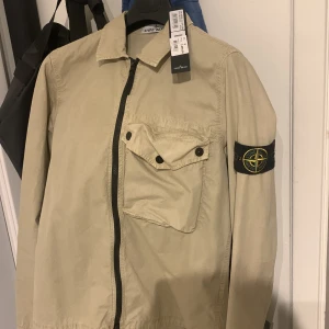 Stone island overshirt  - Stone island overshirt. Storlek S passar mig på längden som är 180 så M kanske funkar. Perflekt till sena sommarkvällar/våren. Skick: 10/10 aldrig  använd. Öppen för byten. 