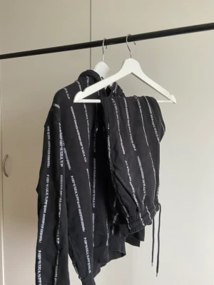 Mjukset - Mönstrat set med text