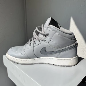 Air Jordan 1  - Använda några gånger men i fint skick. Storlek 38. Nypris 1899:- 