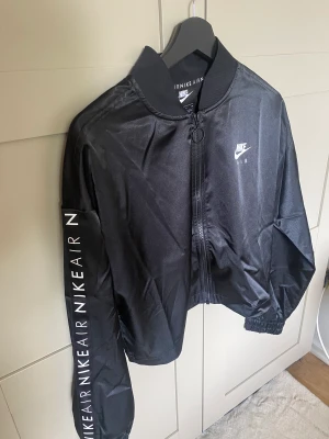 Nike jacka - Jacka/tröja från Nike, oanvänd, storlek S